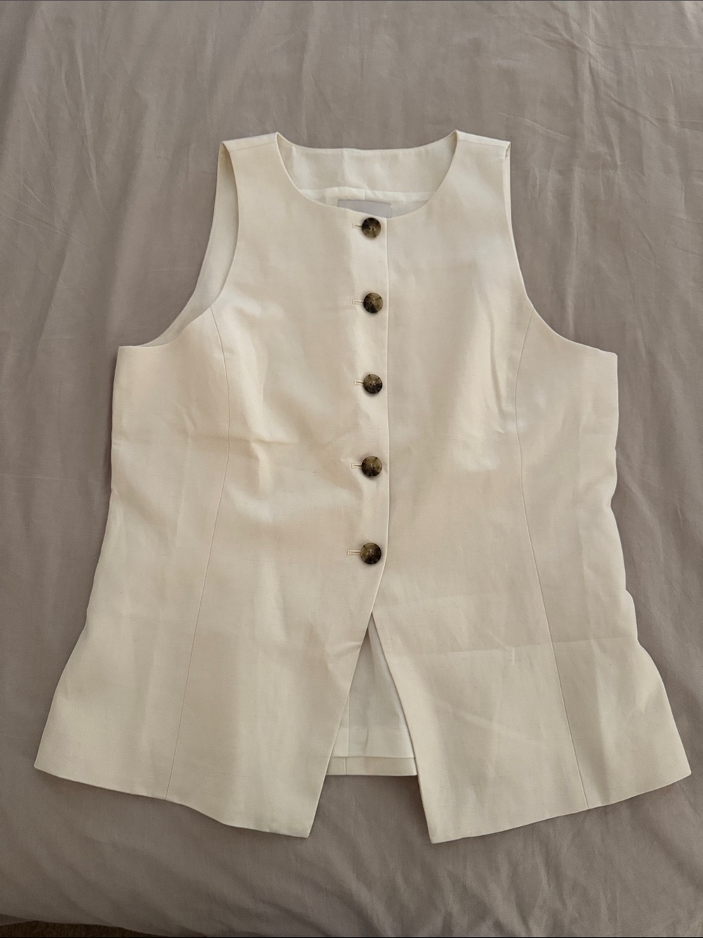 Madewell Crewneck Cutaway Vest in Drapey Twill — Vintage Ivory